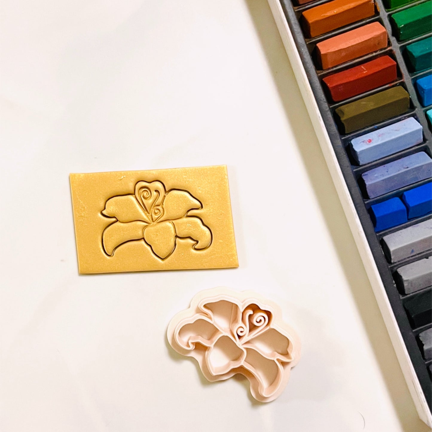 Healing gold flower cutter