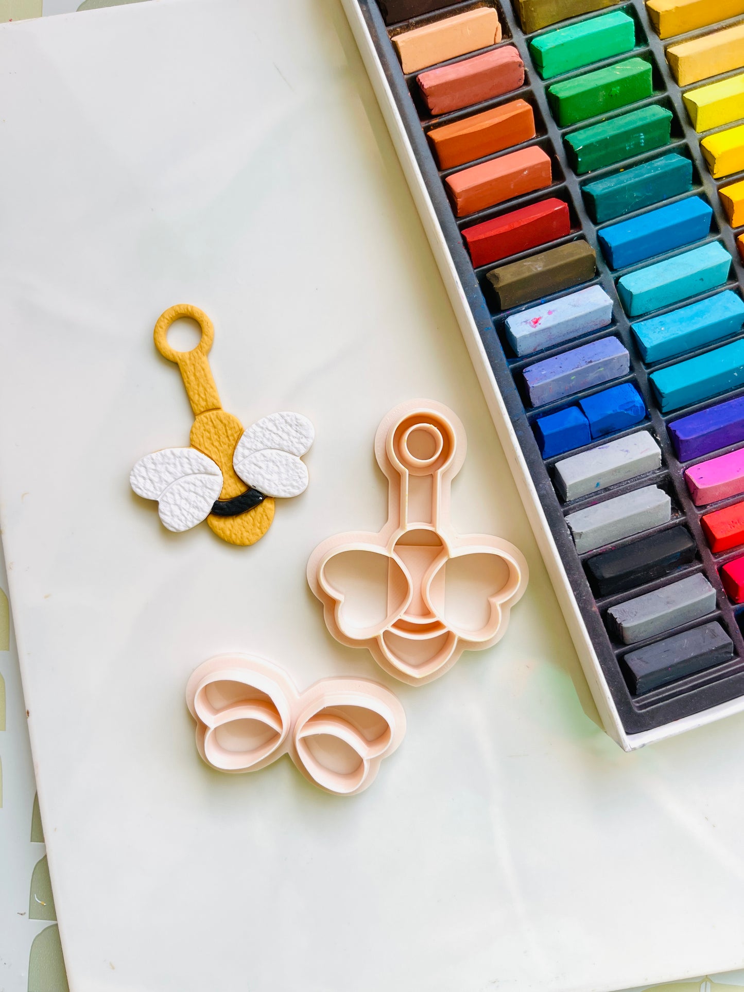 Bee keychain cutter
