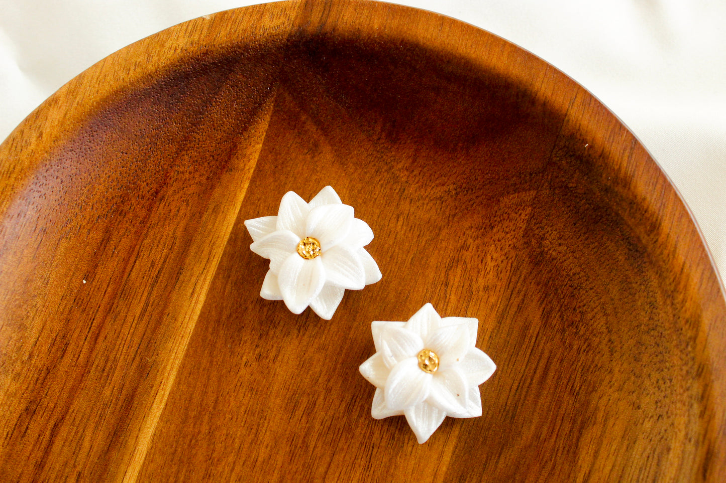 daisy stud ( with shiny texture)